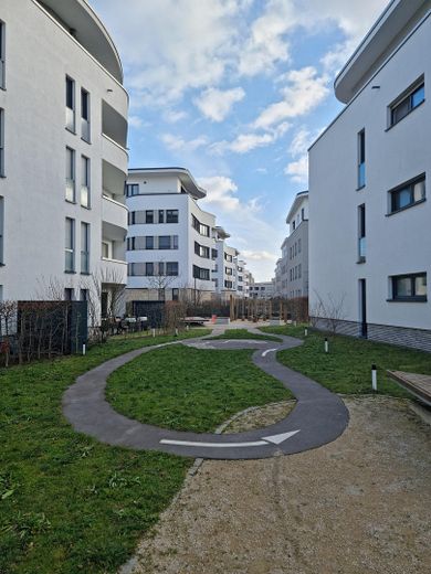 Neuwertige, hochwertige 2-Zimmer-Wohnung mit EBK & TG-Stellplatz in Ffm-Riedberg – Außenansicht