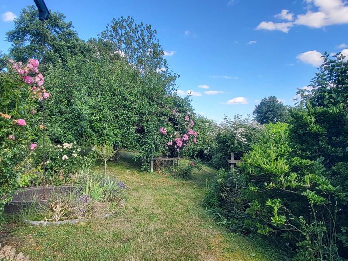 Freistehendes Einfamilienhaus in ruhiger Südhanglage mit weitem Blick über das Vilstal – Garten