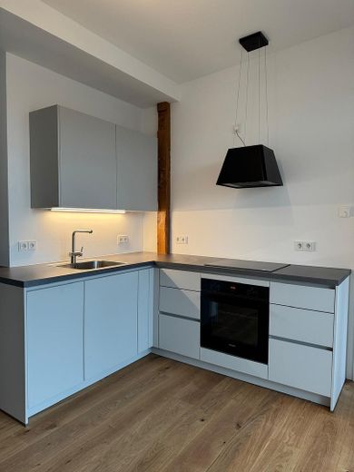 Obra nueva: Ático con terraza orientada al sur y cocina equipada - en Reinickendorf/Mitte – Einbauküche