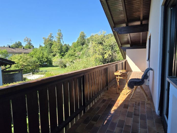 Rarität in Prien – Einfamilienhaus am Fluss Prien mit Bergblick, Wintergarten & PV – Überdachter Südbalkon