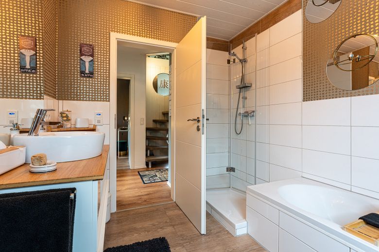 vielseitig verwendbares Zweifamilienwohnhaus im anerkannten Naturschutzgebiet – BAD - 1. OG