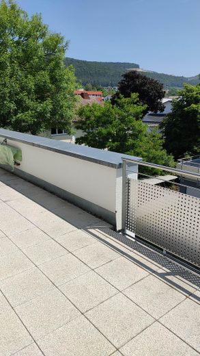 Appartamento attico condominiale accessibile senza barriere, 3,5 locali, con 2 posti auto TG affiancati – Blick von der Ostterrasse
