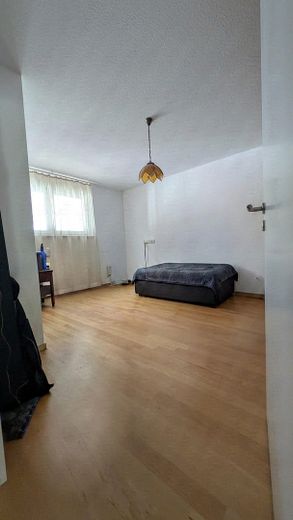 ampio bilocale nel cuore di Bad Krozingen – Schlafbereich, KI-Möbelentf.