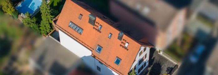 Zwei große Häuser (sehr guter Zustand) im Doppelhaus-Stil mit Tageslichtbädern und einladendem Pool