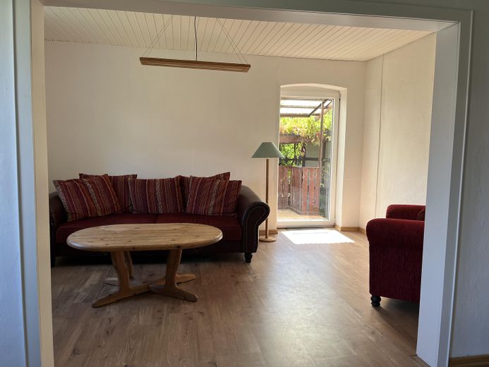 Einfamilienhaus mit großzügigem Garten – Wohnzimmer