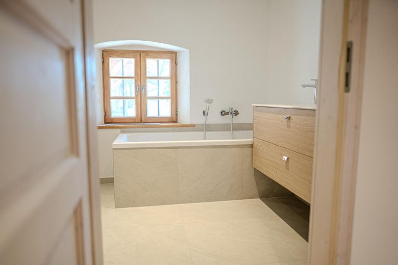Einzigartiges Bauernhaus 1482 – Luxus-Sanierung & Erstbezug – Bad OG I