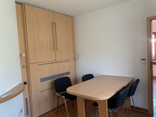 Provisionsfrei! Traumhaft schönes EFH mit separatem Büro-/Gästebereich - sofort frei! – Besprechungsecke mit Einbauten_Klappbett