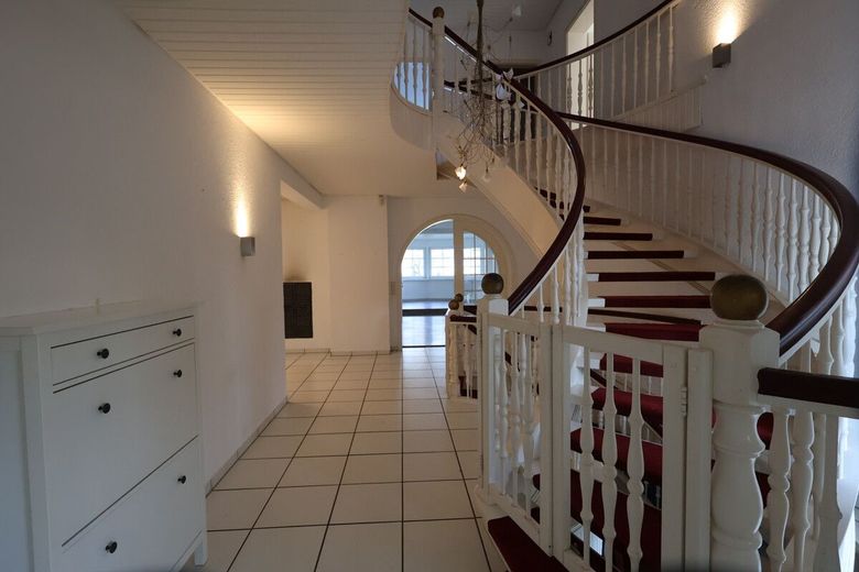 Exklusive Villa mit Wellnessbereich, Pool &amp; großem Grundstück (inkl. Renovierung und neuem Dach) – Treppenhaus