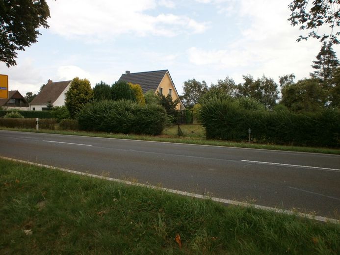 Wegen Auswanderung: 2.270m2 Bau-Grundstück bei Greifswald / Ostsee – Nachbarbebauung 1