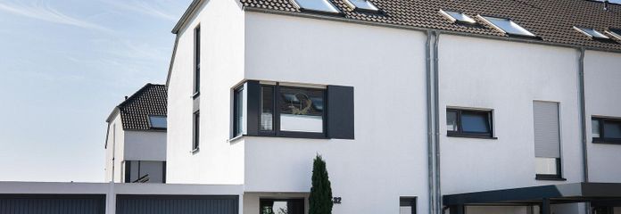 Reihenendhaus KfW 55 mit Wintergarten in Langenfeld – Außenansicht mit einer Garage