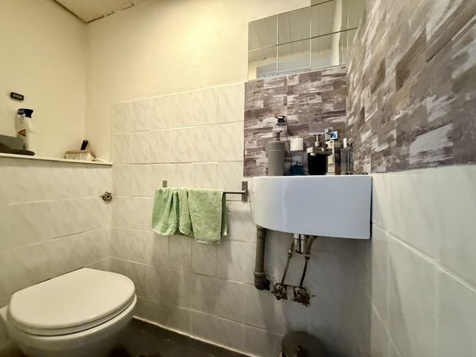 Fröndenberg-Ardey: Attraktives und solides Wohnhaus in Privatstraße mit drei vermieteten Einheiten! – Wohnung 1: Gäste-WC
