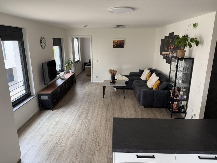 Appartement lumineux de 3 pièces avec balcon dans le quartier Steingau – Kirchheim unter Teck – Wohnzimmer