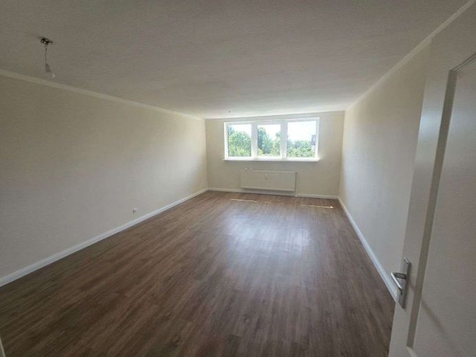 Frisch sanierte 2-Zimmer-Dachgeschosswohnung mit Einbauküche, Tageslichtbad und Carport – Foto 1