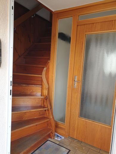 Detached house with development potential (no broker) – Flurtreppe nach oben