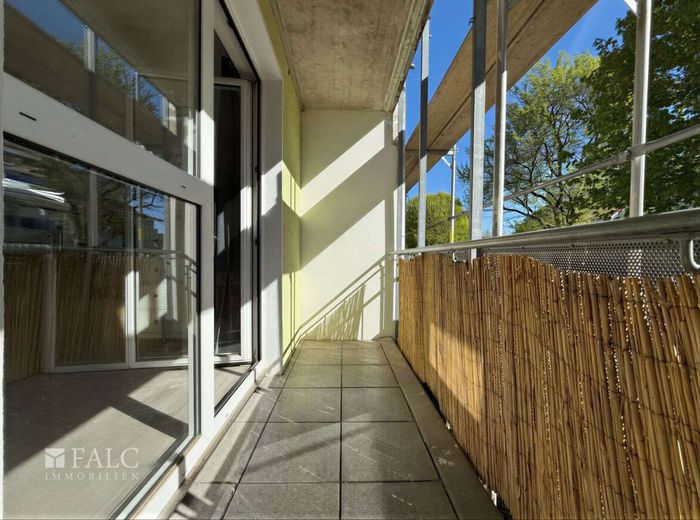 RESERVIERT*Bezugsfreie Erdgeschosswohnung in zentrumsnaher Lage mit 2 Balkonen und Außenstellplatz* – Loggia 1