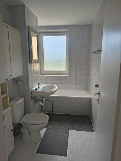 3-Zimmer-Wohnung (ca. 80 m²) mit Balkon- Ideal für WG oder Einzelmieter – Bad