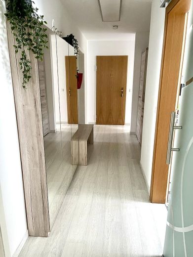 PROVISIONSFREI & kurzfristig verfügbar – ein Zuhause zum Wohlfühlen mit Terrasse & Balkon – Flur