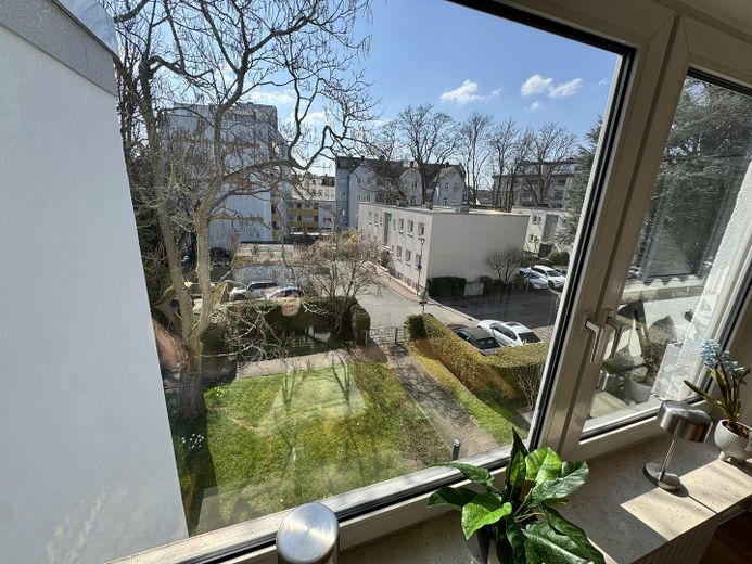 Ubicación perfecta, renovada con materiales de alta calidad: exclusivo apartamento de 3 habitaciones – Blick aus dem Wohnzimmer
