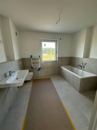 Neubau-Doppelhaushälfte (5 Zi.) mit Garten & Stellplatz – nur noch 1 verfügbar | nahe Berlin/Potsdam – Badezimmer 