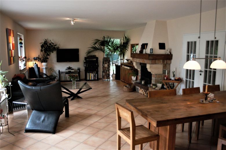 Gepflegtes Einfamilienhaus mit viel Platz in Bestlage von Scharbeutz nahe am Strand und Wald – Wohn-Essbereich mit Kamin