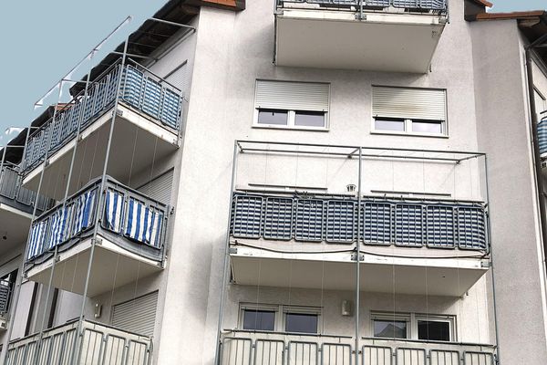 Appartement lumineux et chaleureux de 3 pièces avec cuisine, salle de bains et WC, 2 balcons, place de stationnement en sous-sol et ascenseur