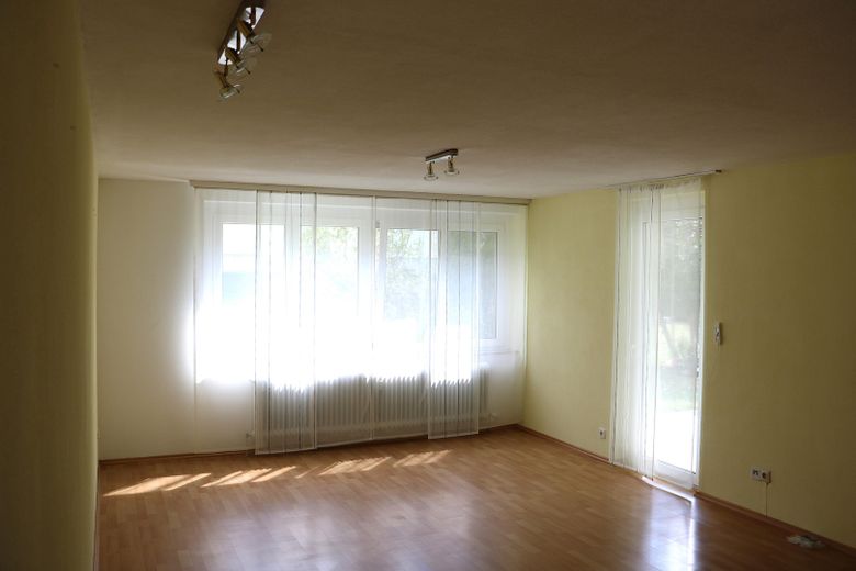Wohnzimmer mit Terrassenzugang