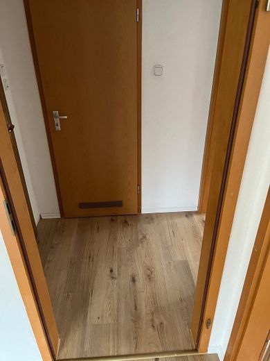 Gepflegte 2-Zimmer-Dachgeschosswohnung in Oberhausen – ab 01.11.2026 zu vermieten – Flur/Diele