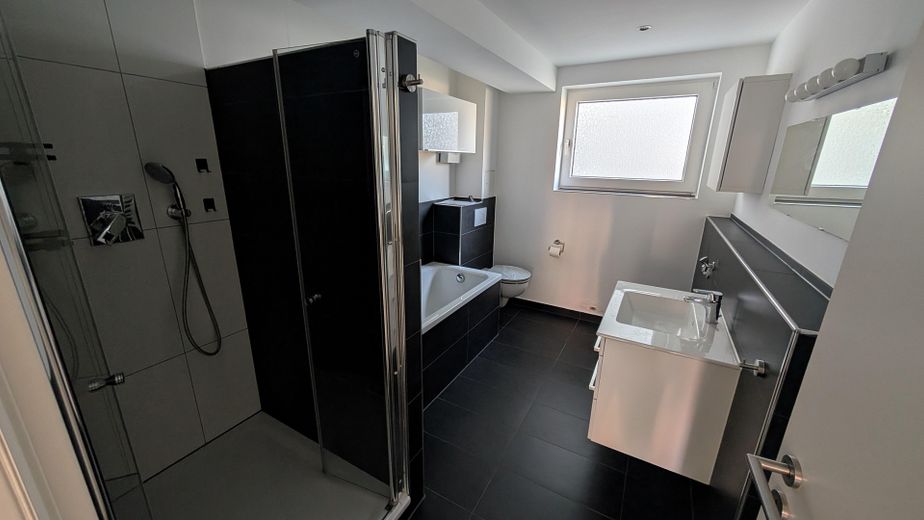 Sans commission : appartement moderne de 3,5 pièces à Köln-Weidenpesch – Bad mit Regendusche & Badewann