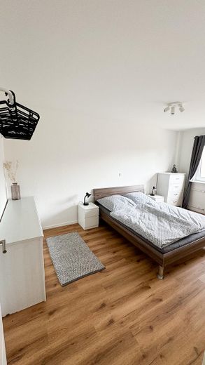 Sanierte und möblierte 2-ZKB Eigentumswohnung – Schlafzimmer