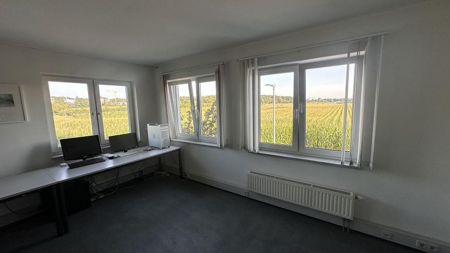 Leinfelden - Small Unit Partly Furnished - 120 m2 to 240m2 Office / great location – Photo 3