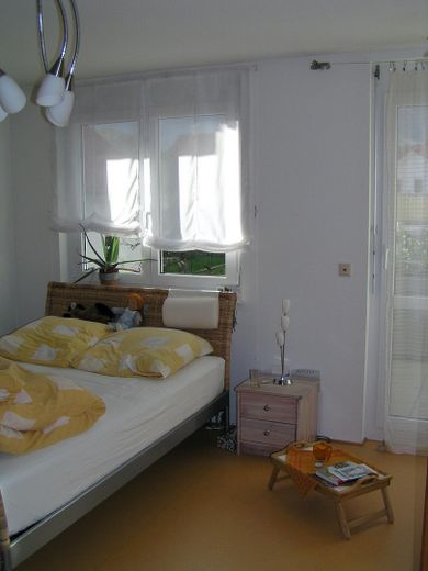 Exclusivo dúplex con carácter de casa adosada, 3 1/2 habitaciones - 2 plazas de aparcamiento subterráneo (opcionales) – Teil des Schlafzimmers