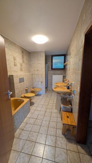 Family Happiness with Panoramic Views: Spacious Living in Leonberg’s Prime Location – Großes Badezimmer