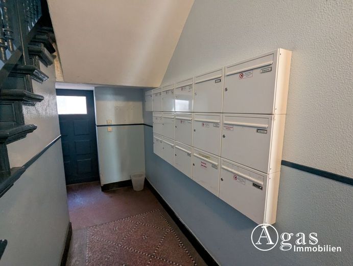 Gut vermietete 3-Zimmer-Altbauwohnung im Mierendorff-Kiez in Charlottenburg – sauberer Eingangsbereich