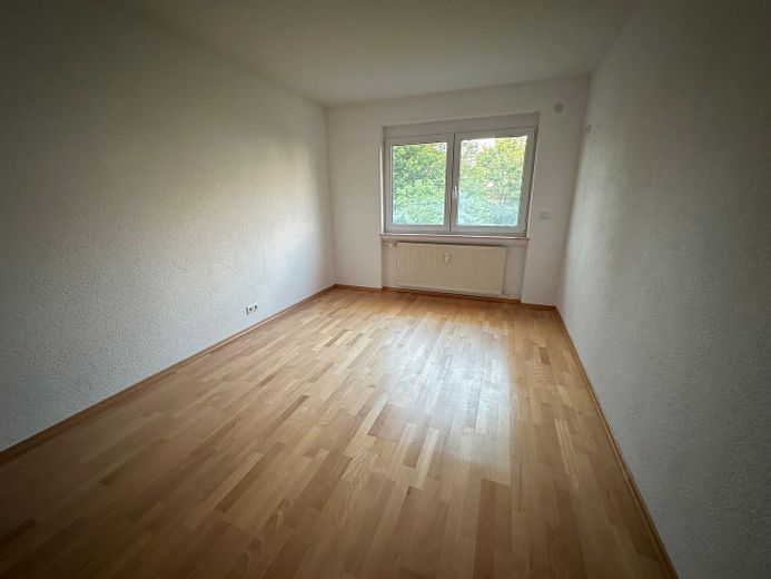 Modernisierte 3-Zimmer-Wohnung mit Balkon und Blick ins Grüne – Kinderzimmer / Büro