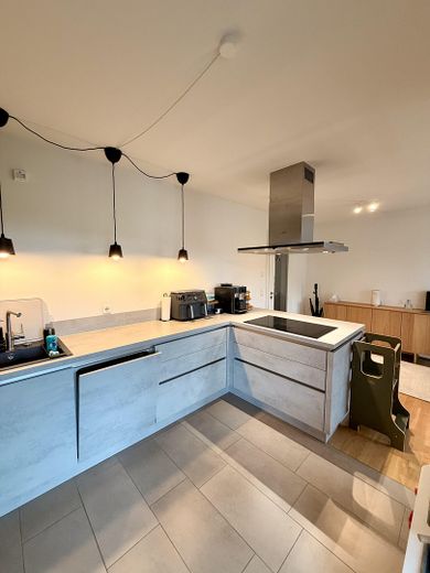 Exclusive 4-room apartment with designer kitchen and underground parking space – living at the highest level – Foto 7