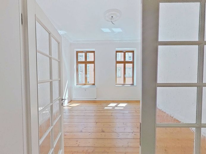 Historischer Charme trifft Wohnkomfort – 4-Zimmer-Altbauwohnung mit Balkon – Titelbild