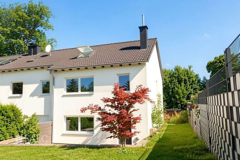 Hochwertige Bauqualität und zeitgemäße Ausstattung vereint – Außenansicht Hinten
