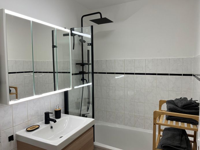 Gemütliches Apartment in U-Bahn-Nähe Forstenried - inklusive Möbel, Strom, Internet – Bad: Regendusche u. Badewanne