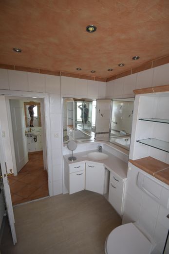Provisionsfrei! Zweifamilienhaus, großer Sonnengarten – Duschbad  1. OG