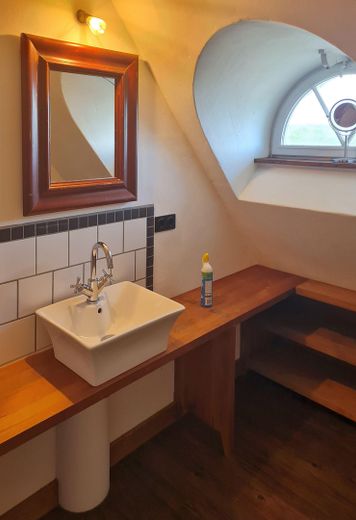 Casa di campagna con tetto di paglia in posizione assolutamente isolata – OG Bad