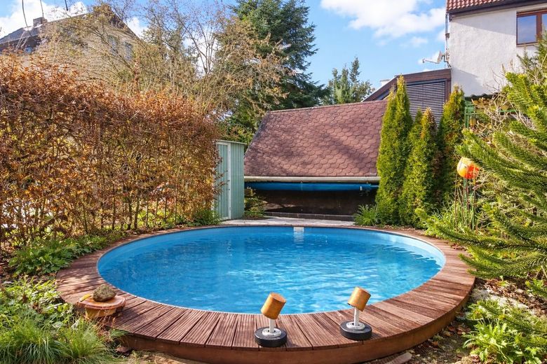Seltene Gelegenheit in Dölau - Eigentumswohnung im Zweifamilienhaus mit eigenem Garten, Pool und Garagen – Pool (KI generiert)