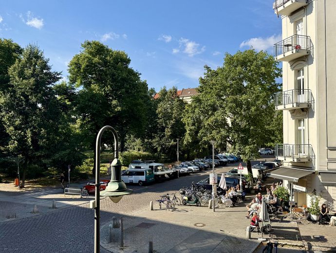 Provisionsfrei: 89m² Altbau am Helmholzplatz, Balkon, bezugsfrei – Blick