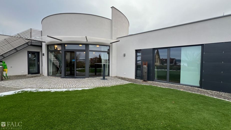 Rundum beeindruckend: Ihr neues Zuhause mit klaren Linien und großzügigen Fensterfronten – Garten