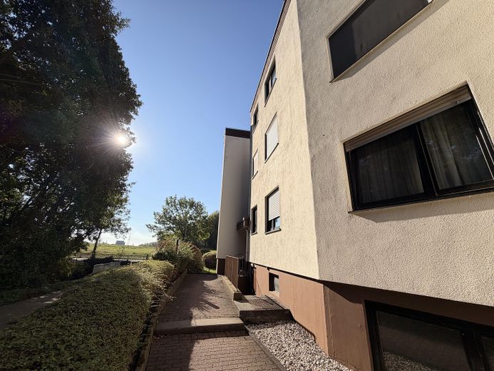 Helle 2-Zimmer-Wohnung, neues Bad, neue Küche, U-Bahn-nähe – Hausansicht (Eingang)