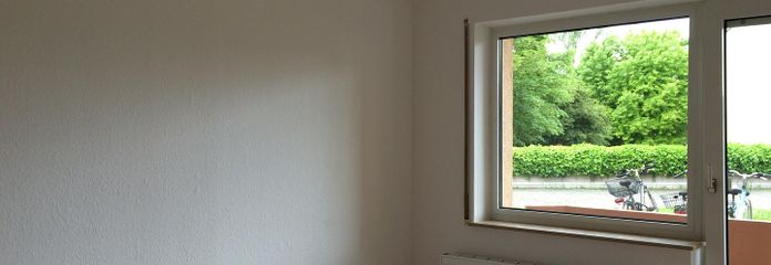 1 pièce avec cuisine, salle de bains et balcon à Bad Kreuznach – Wohnzimmer