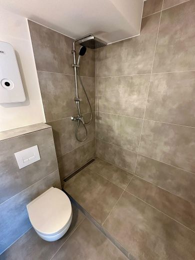 Großzügige 4,5-Zimmer-Wohnung mit ca. 135 m², Balkon, 2 Bädern, Aufzug und Garage in Düsseldorf-Bilk – Bad en Suite