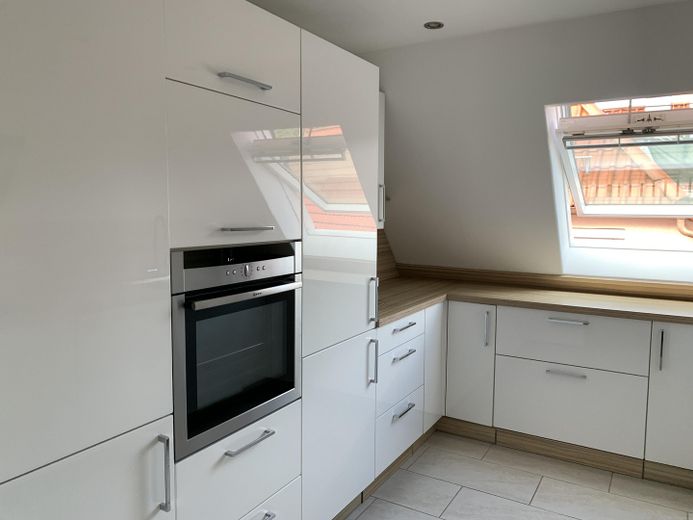Großzügige 4-Zimmer-Maisonette mit Dachterrasse, Kamin und Albtraufblick – Küche