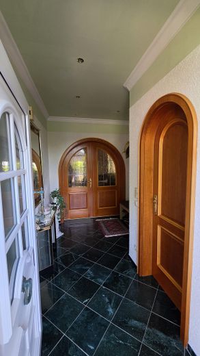 Provisionsfreies, schönes Haus mit Hauptwohnung + 2 Einliegerwohnungen. Mit schönem Garten – Flur