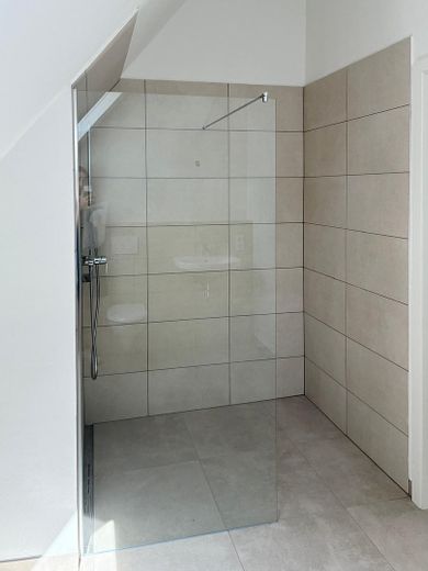 Erstbezug Neubau – Badezimmer Dusche westliche Se