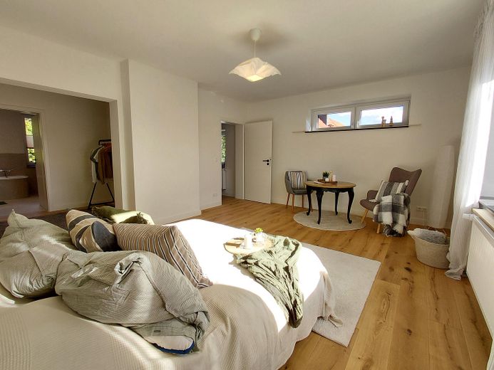 Entrate e sentitevi a casa: villetta a schiera modernizzata con finiture di pregio, giardino, terrazza e 2 garage – Eltern OG 3
